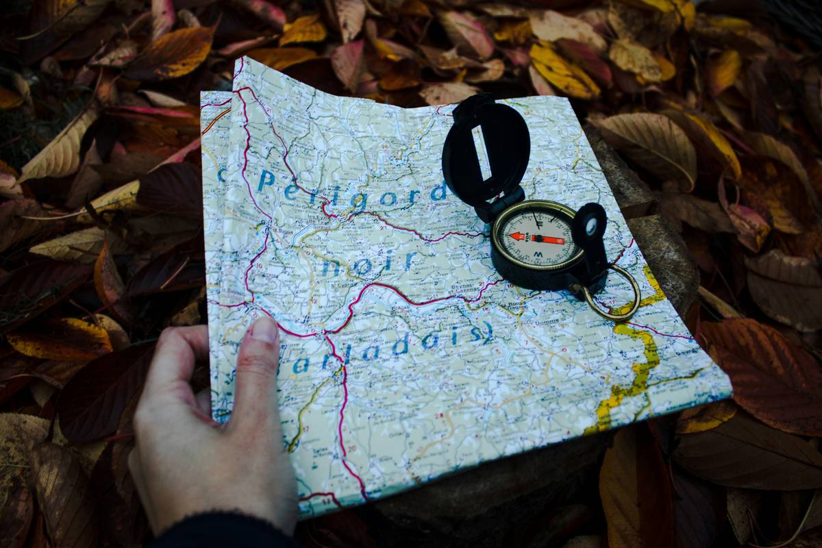 zombie survival strategy tips comparing nomadic vs static base survival rates
